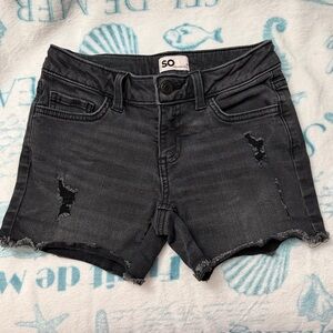 5️⃣ FOR 2️⃣0️⃣ SALE 🏷️ SO Girl's Charcoal Distressed Jean Shorts Size 8
